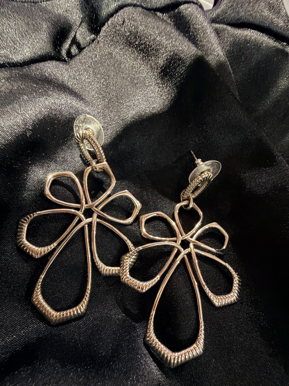 Kendra Scott Layne Metal Statement Earrings in Silver